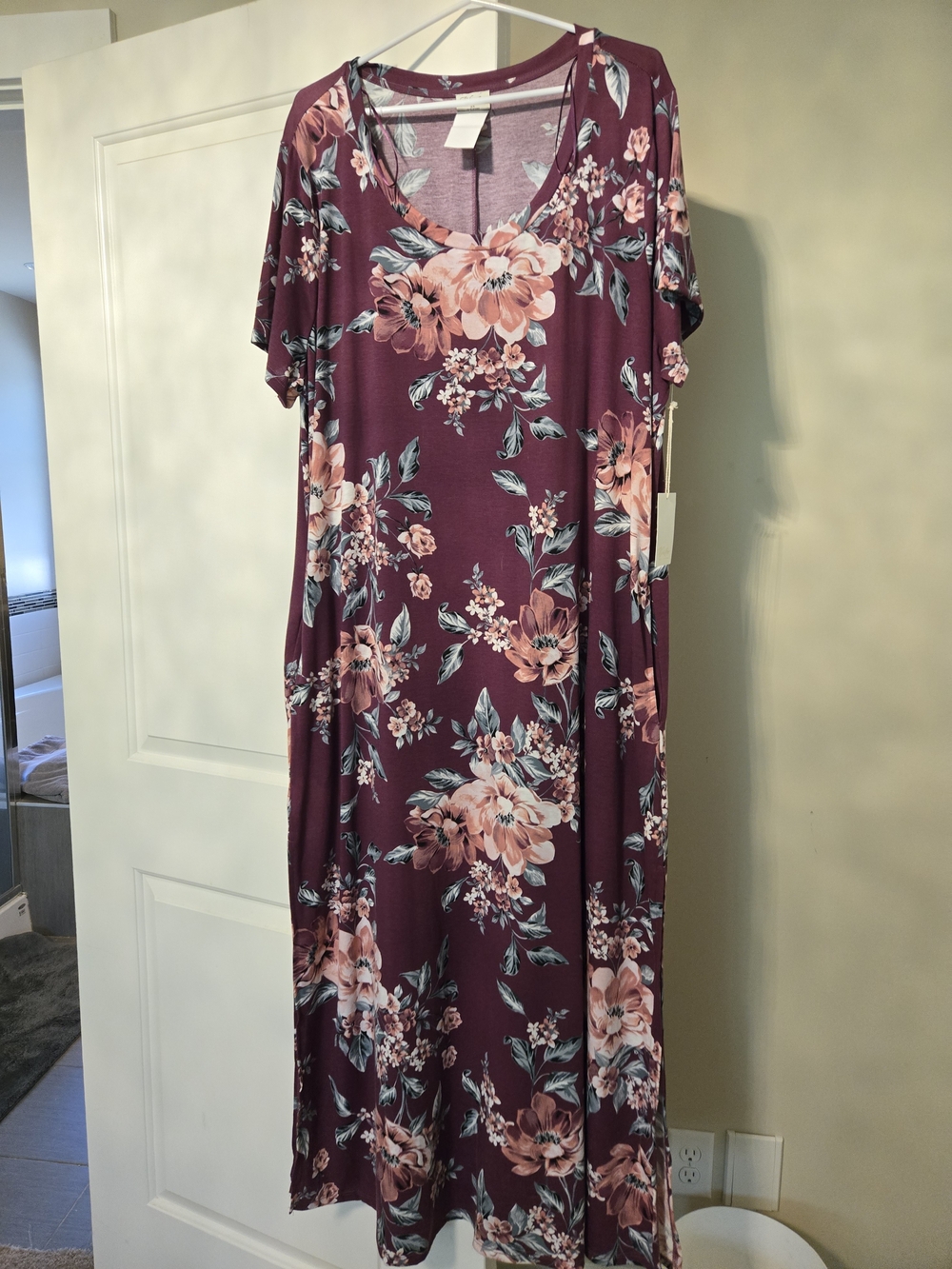 Women's Floral V-Neck Maxi Dress in Plum